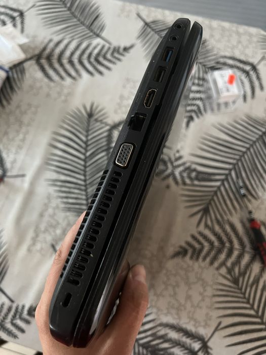 Лаптоп Toshiba със зарядно