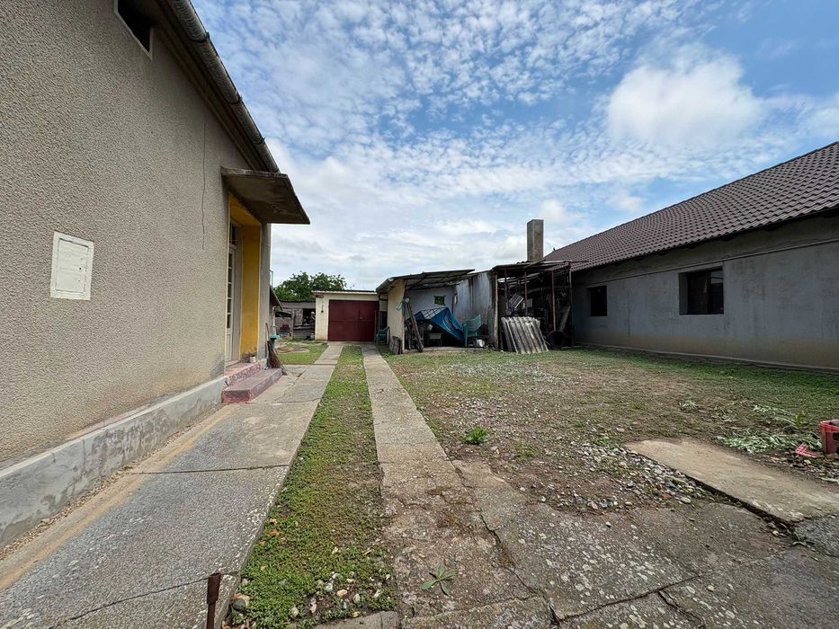 Vand casa din caramida, la strada principala, in Sannicolau Mare