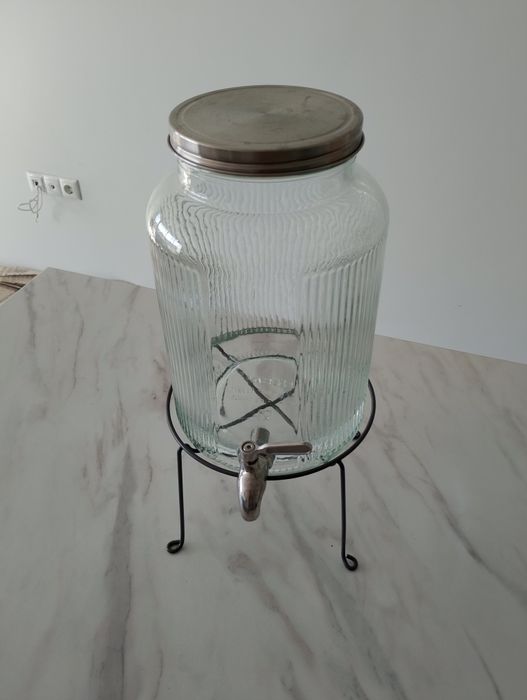 Буркан с поставка за лимонади