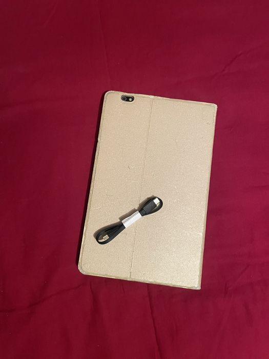 Tabletă Facetel. Q3 auriu.