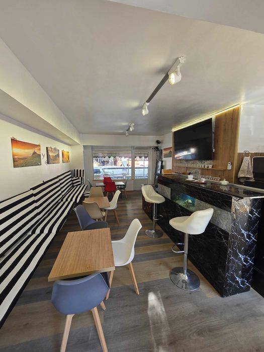 Mobilier complet pentru bar / cafenea – Stare excelentă!