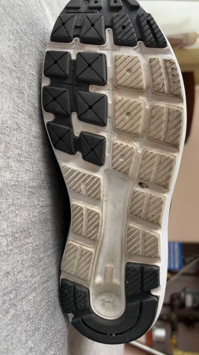 Vând adidasi damă Under Armour