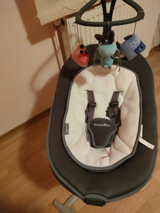 Balansoar rotativ pentru bebeluși pe baza de bateri.