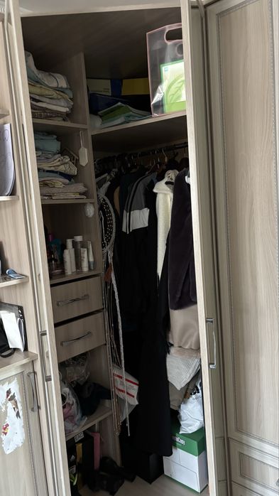 Продам угловой шкаф и комод