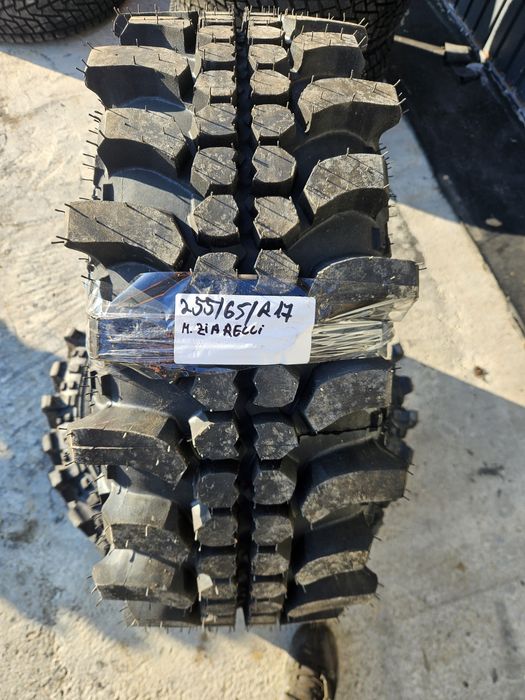 Anvelope off road 255/6/R 17.