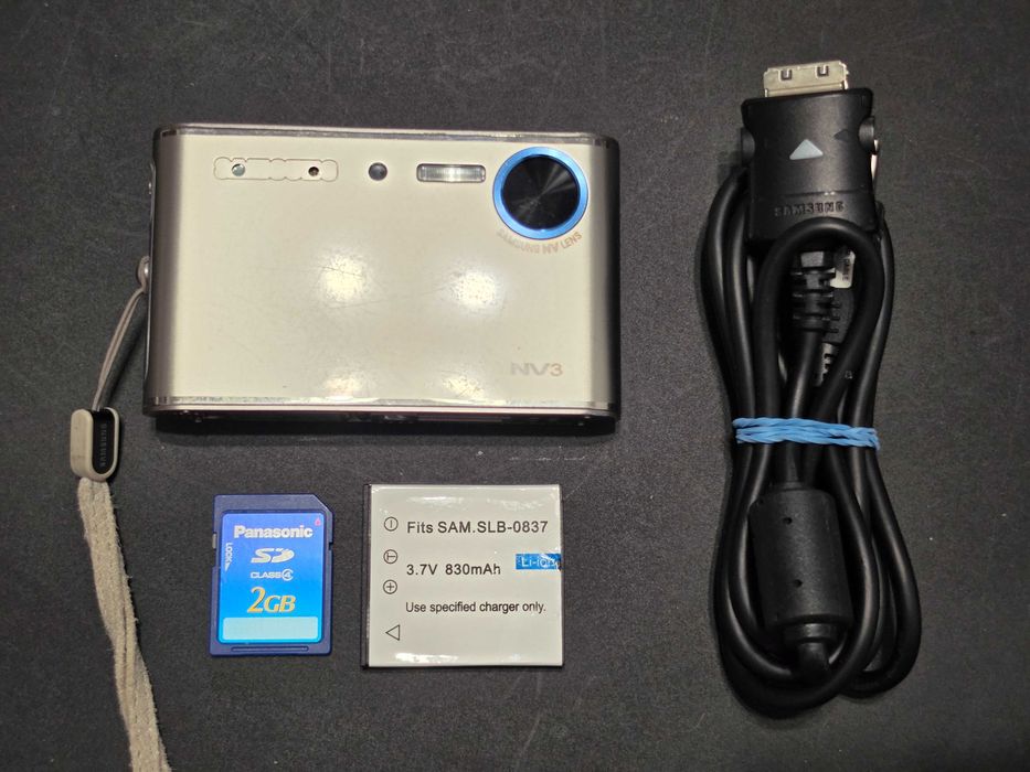 Aparat foto  digital cu MP3 player Samsung NV3 7.2MP 3x Zoom