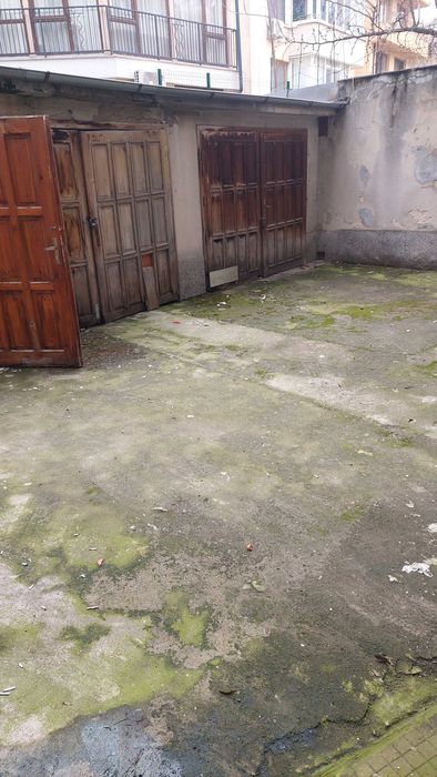 продавам гараж център варна