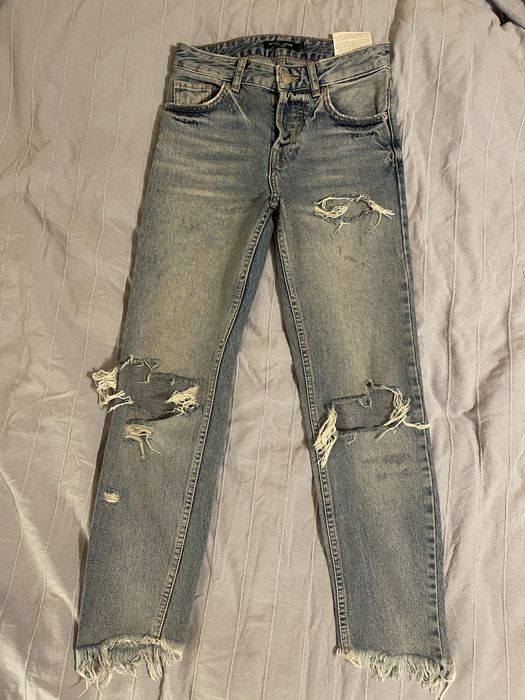 Vând blugi rupti Bershka