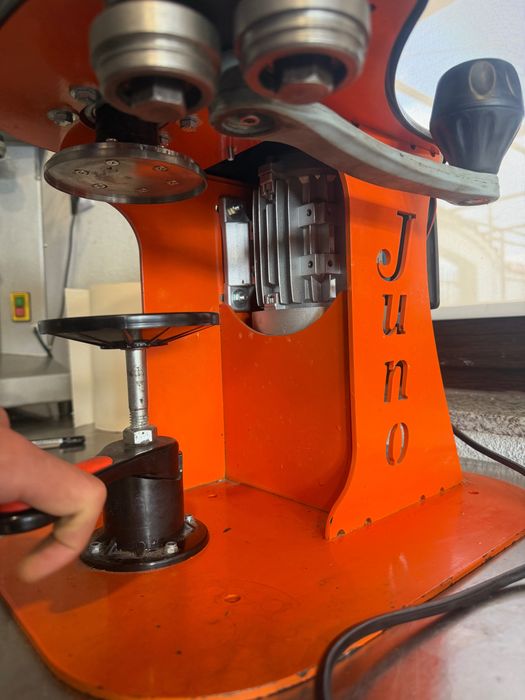 Машина за затваряне на консерви