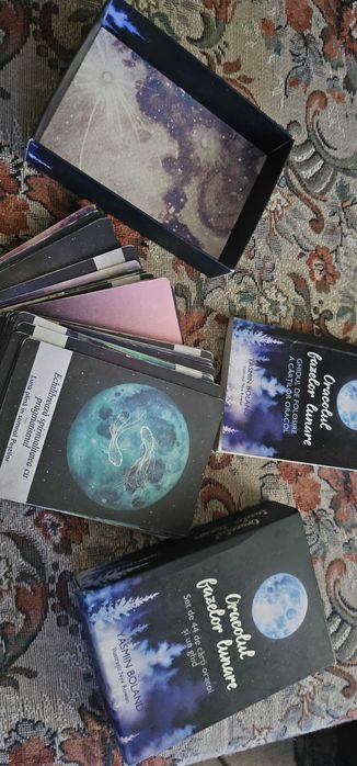 setul de cărți oracol "Oracolul fazelor lunare" de Yasmin Boland.
