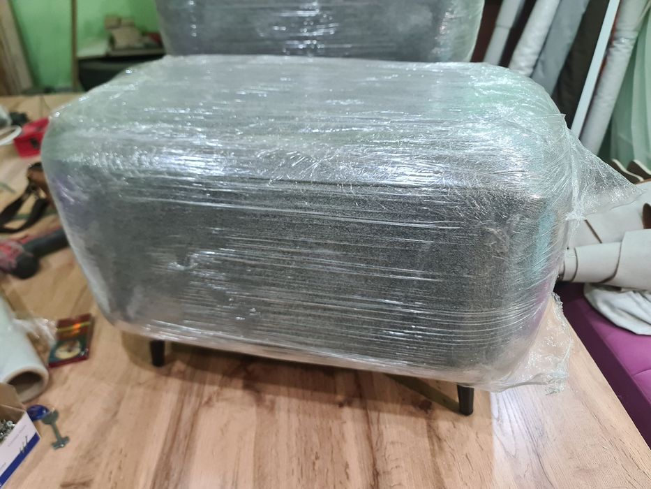 Пуфик с металлическим ножками