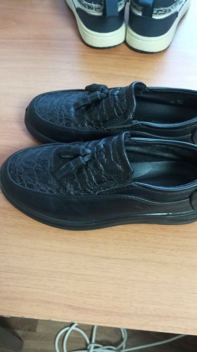 Продам ботинки и туфли на мальчика