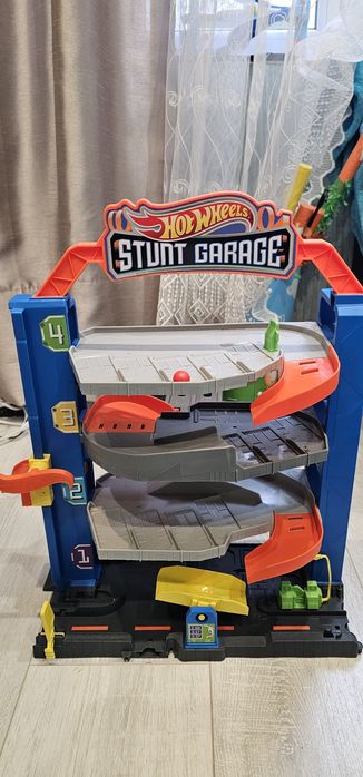 Hot wheels писти и колички