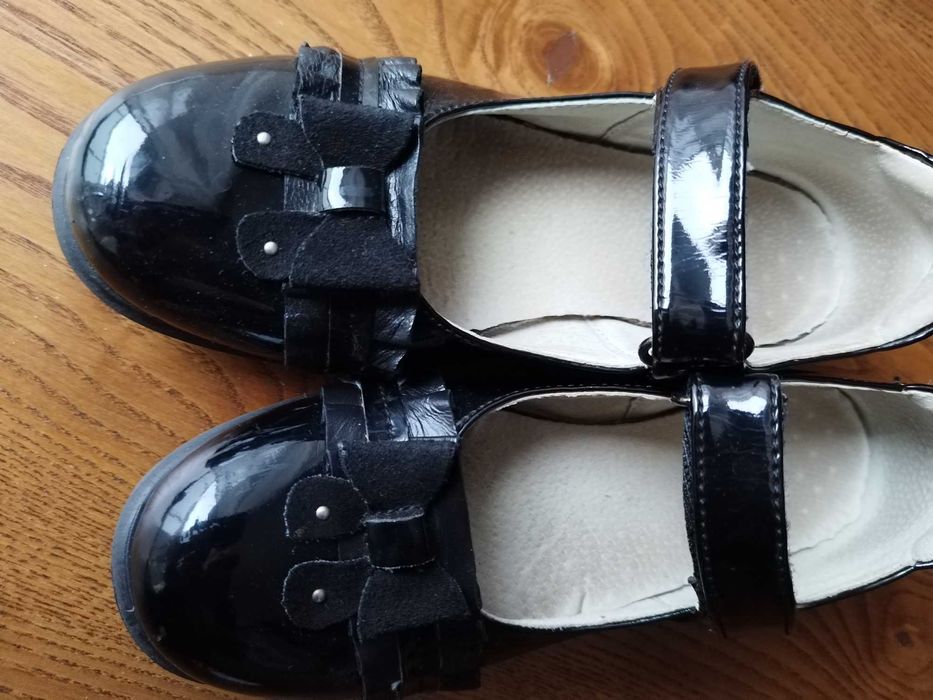 Pantofiori negri de lac