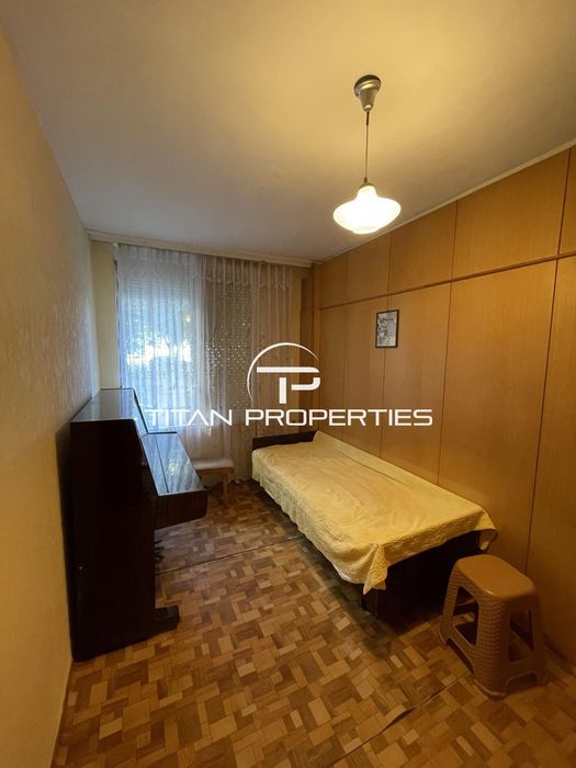 Тристаен, под наем, Център