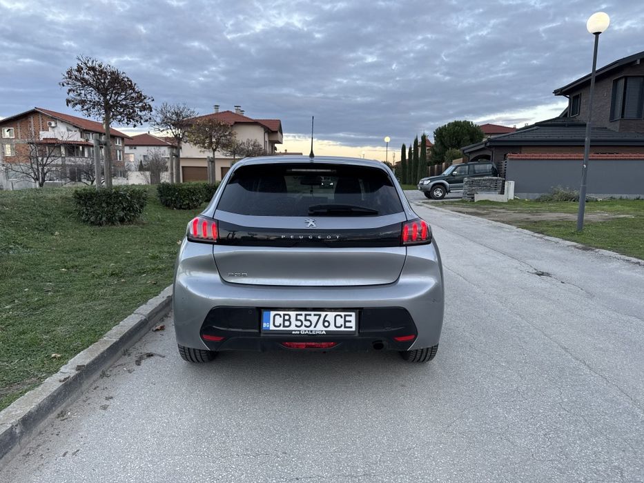 Продавам Peugeot 208