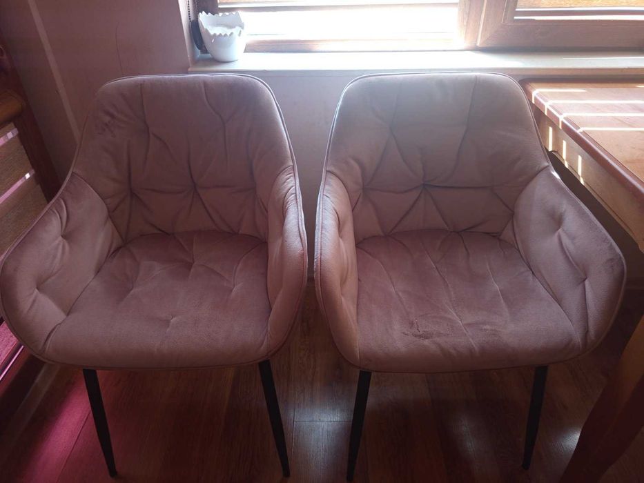 Мебели за дома,разтегателен фотьойл, люлеещ стол и трапезни столове.