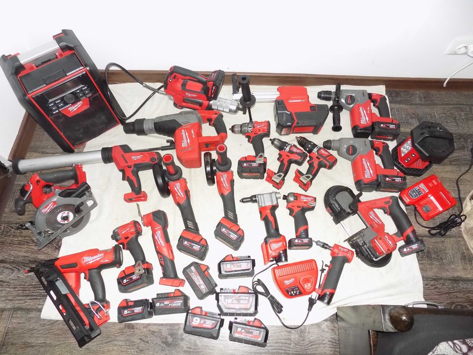 Scule Milwaukee ,  M 12  si  M 18  in stare buna de functionare  , acumulatori Milwaukee