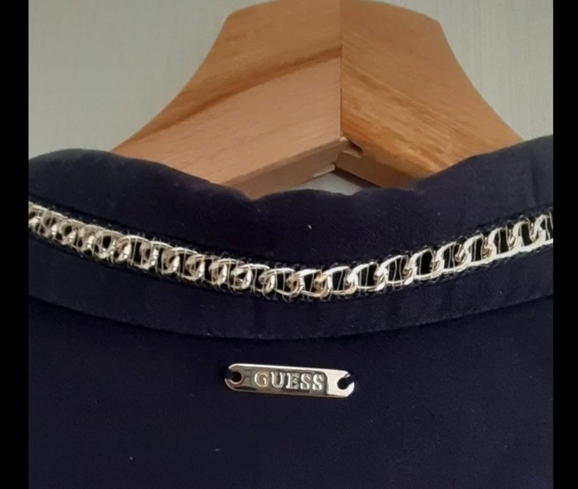 Cămașa Guess material f.usor placut. Masura 36