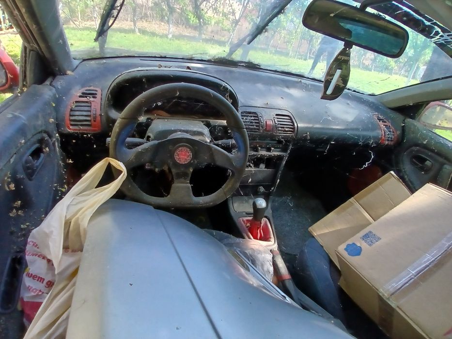 Mazda MX3, 1600 cmc, din ianuarie 1992, pentru piese sau recondiționare.Stă în curte de câțiva ani, are geamul spart