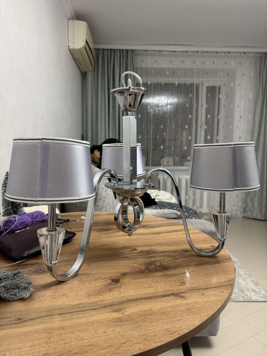 Продаем люстру с 3 плафонами