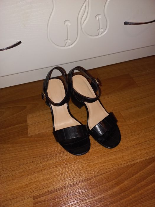 Продам босоножки