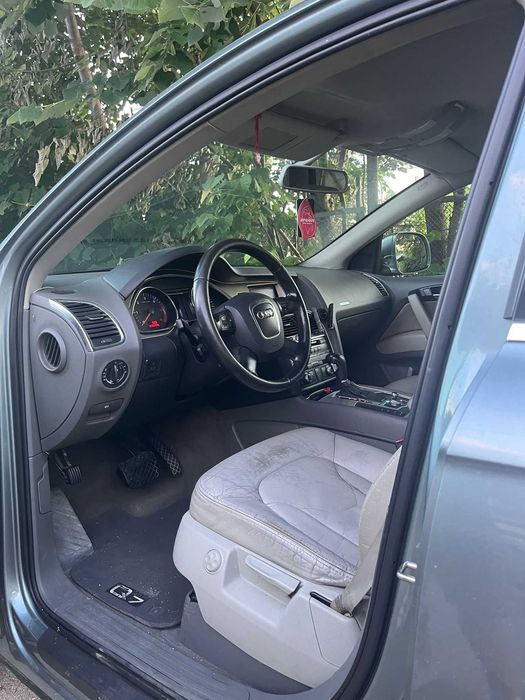Vând Audi q7 full fără probleme cauciucuri noi baterie noua filtre tot schimbat ulei fiscal suspensie pe arcuri an 2007 3000d