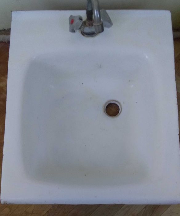 Продаётся ЧУГУННАЯ мойка  (раковина) для кухни в отличном состоянии.