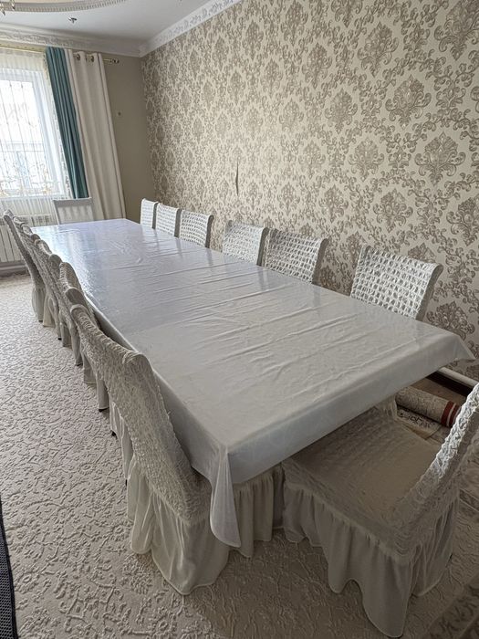 Стол и стулья , сервант