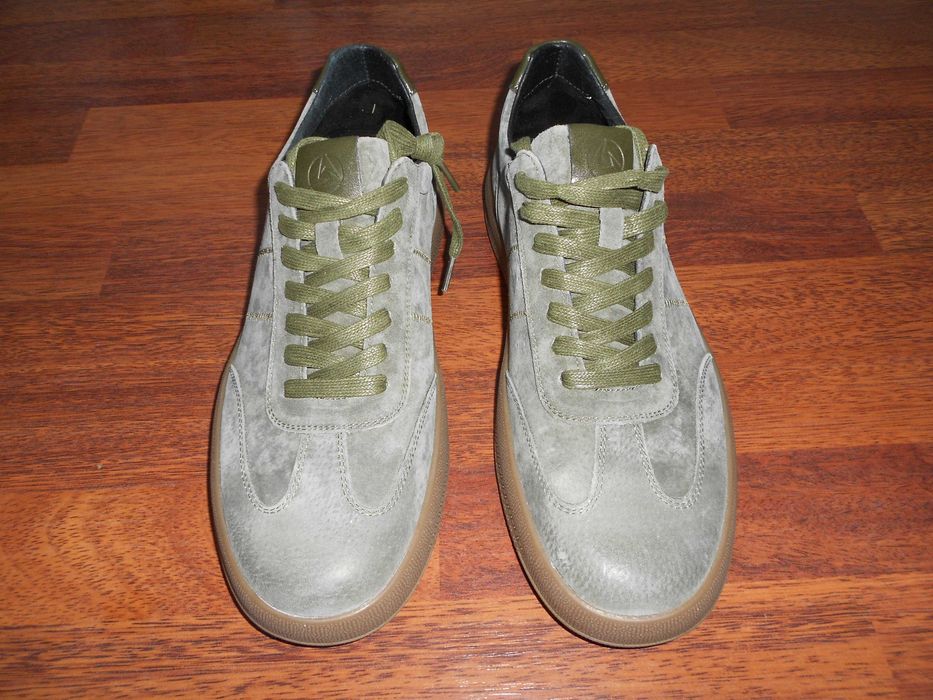 кроссовки продам