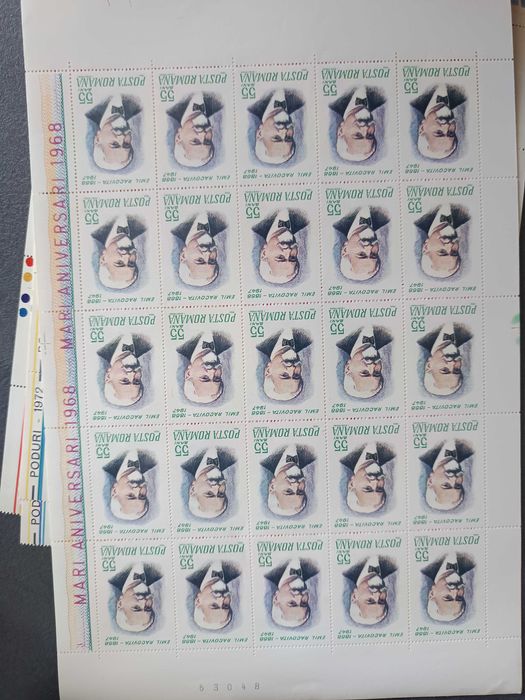 Vând colecții de timbre și discuri de vinil