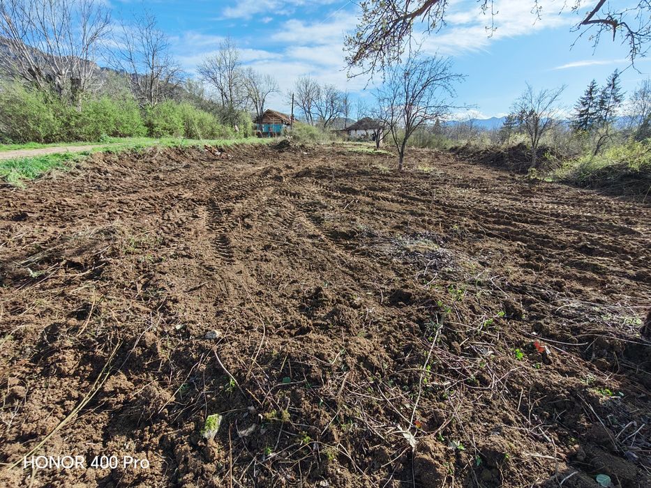 Продавам вила с 1500 кв. м. двор.