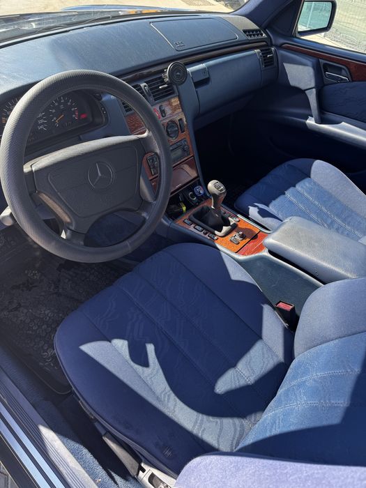 Vând Mercedes Benz E 200