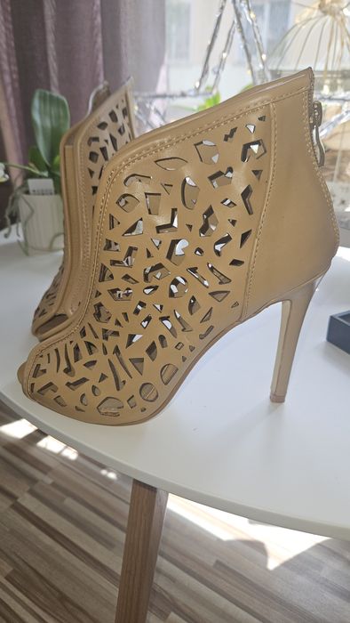 Бежови сандали 37н