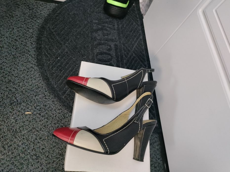 Pantofi dama piele naturala măsura 37, dar se potrivesc pt 36, 5