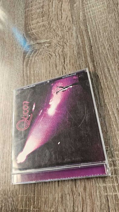 CD диски Qween и The Beatles