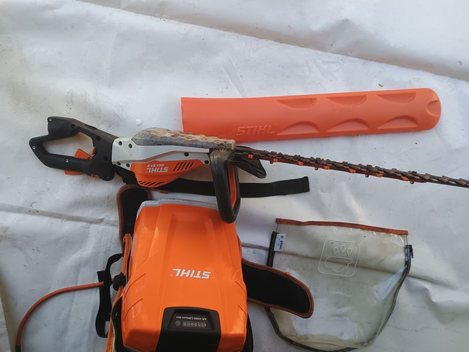 Set Stihl foarfeca gard viu  Stihl hsa 94r și baterie tip rucsac ar1000