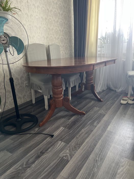 Продам стол в гостинную