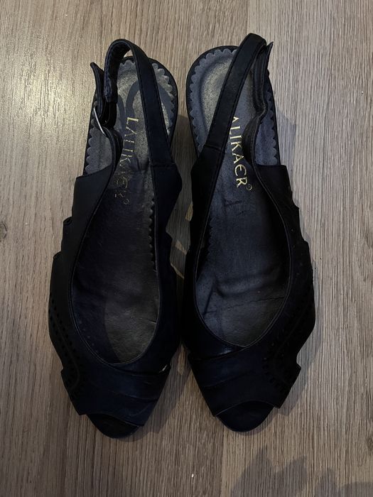 Черни и бели сандали