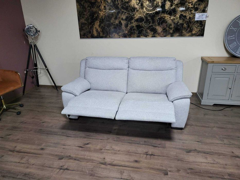 Светло сив диван от плат тройка с електрически релаксиращ механизъм