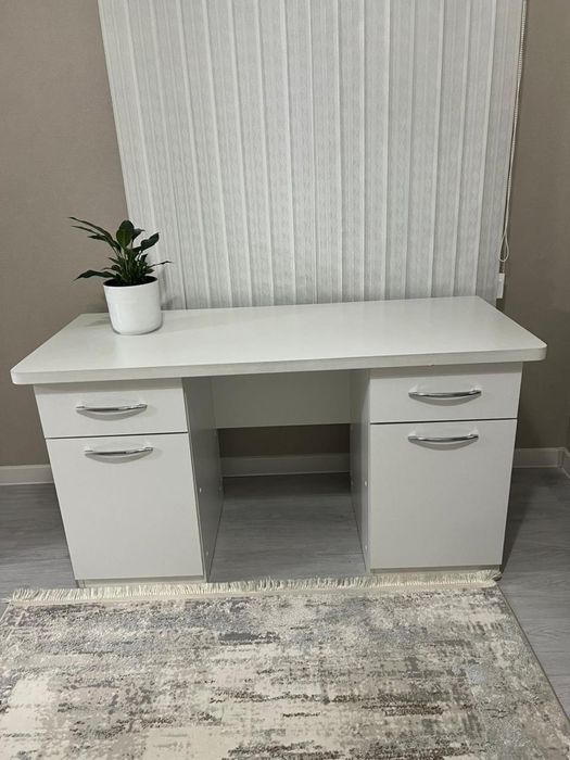 Детская парта в хорошем состоянии