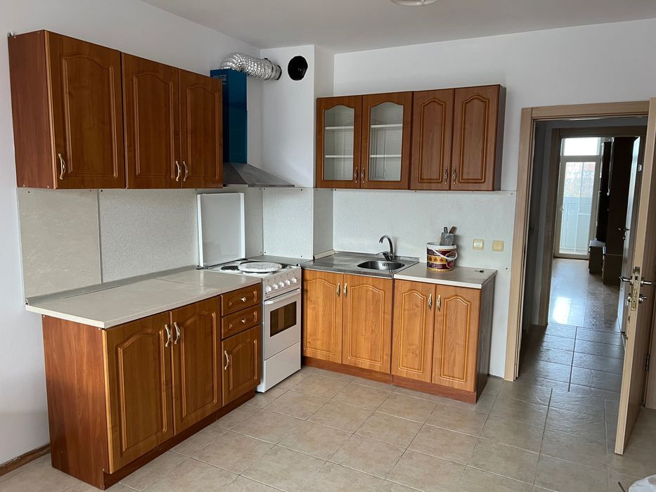 Тристаен апартамент Лазур Частично обзаведен