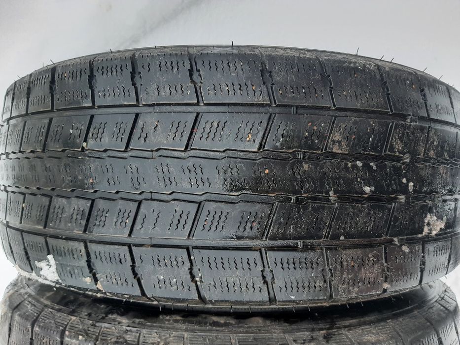 Продам комплект зимних шин липучка