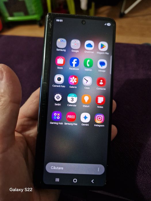 Z Fold 3 ecran mic functional si cel mare defect