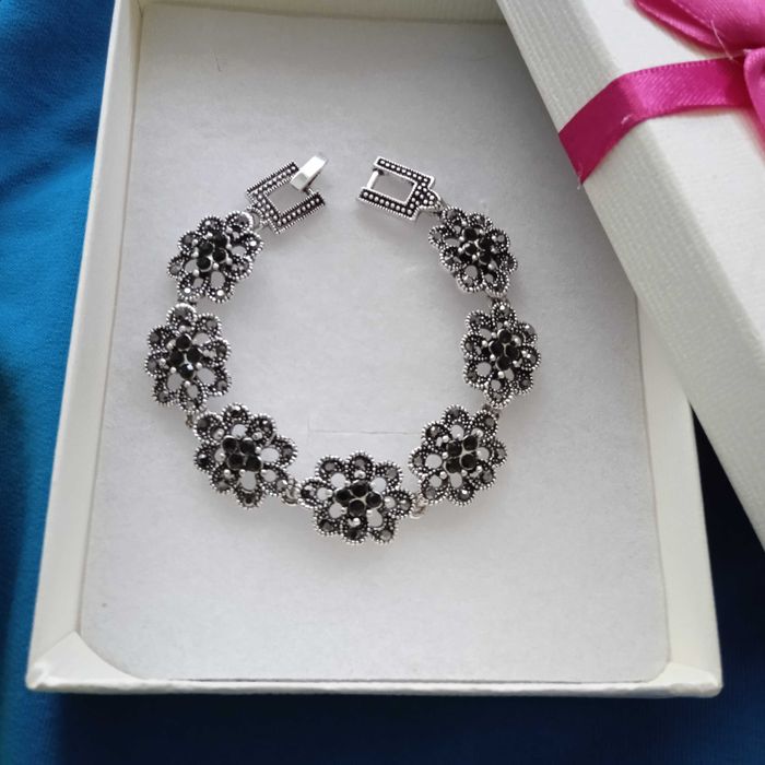 Нова, масивна сребърна гривна с черни оникси. В подаръна кутия