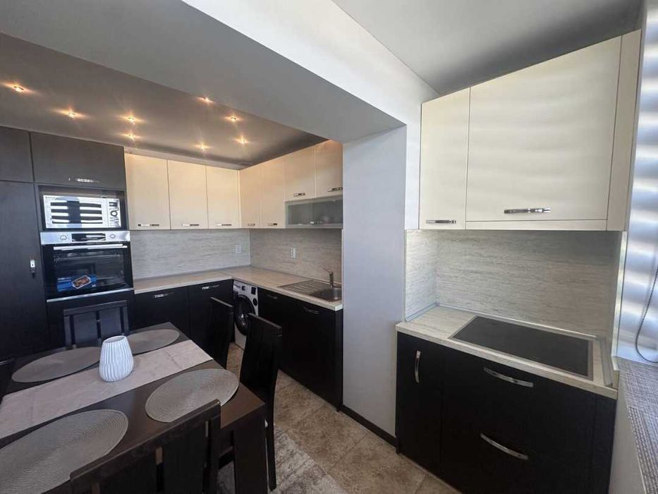 Дава се под наем Двустаен апартамент в Бургас, Славейков - 70 кв.м за 561 € - Снимка #2