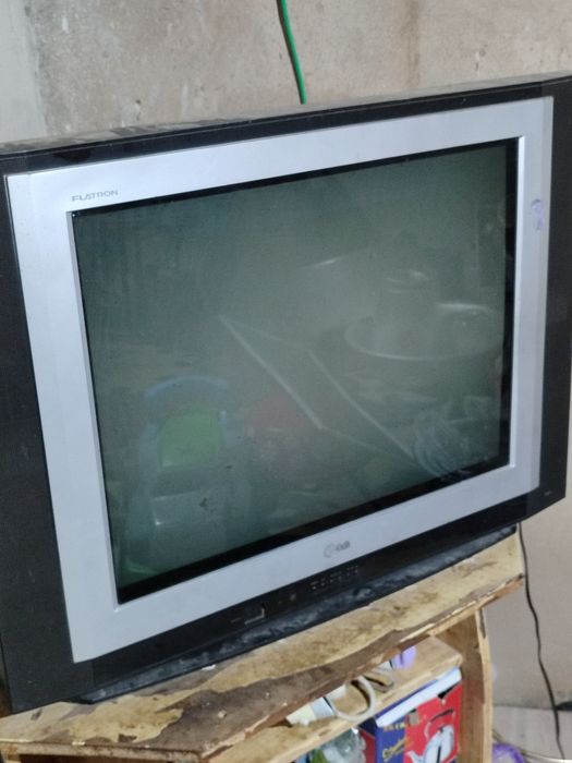 Телевизор LG работает