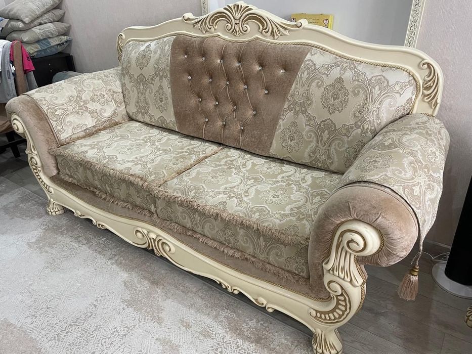 Продаётся мягкий уголок, диван и 2 кресла