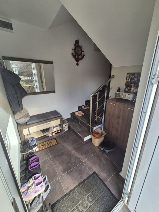 Продава 2 етажа от къща