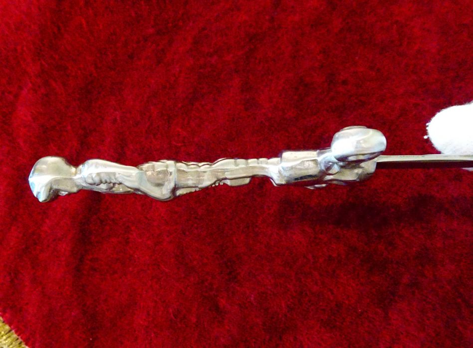 Кинжал с фигура на рицар тамплиер.